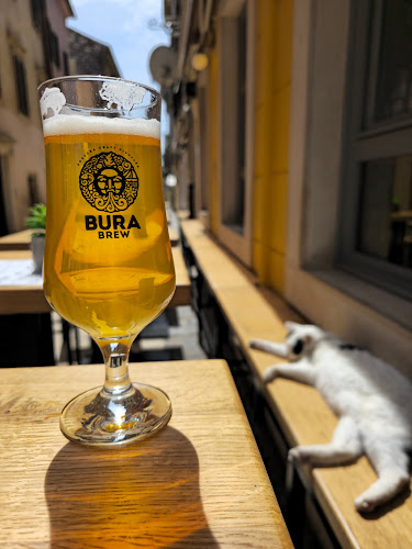 Pivo na stolu uz prozor
